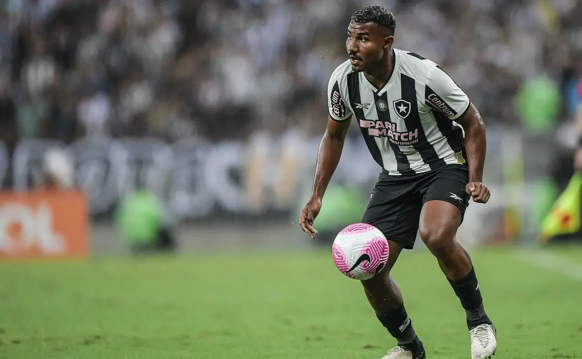 Laterais Decisivos: Participação em 35% dos Gols Impulsiona Ataque do Botafogo sob Comando de Renato Paiva