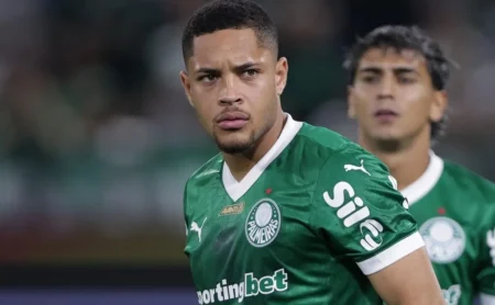 Palmeirenses recordam gols desperdiçados por Cristiano Ronaldo para justificar Vitor Roque