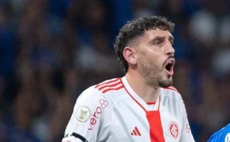 Internacional: Rogel e Clayton Sampaio de saída na janela do meio do ano