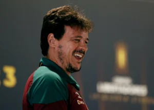 Vasco se aproxima de Fernando Diniz.