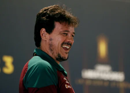 Vasco se aproxima de Fernando Diniz.