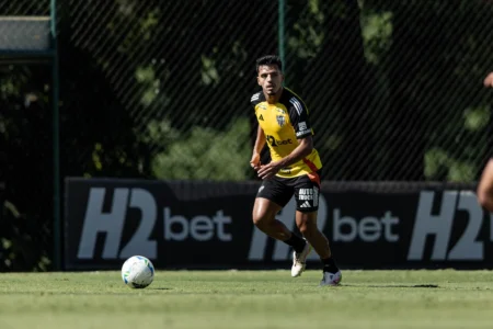 Gabriel Menino treina e pode jogar no Atlético-MG contra o Cienciano