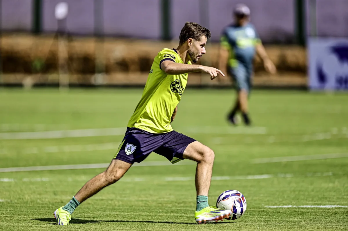 América-MG: Gustavinho renova contrato após superar lesão grave