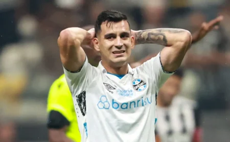 Cristaldo lamenta desempenho gremista e cobra reação após empate: "Precisamos fazer nossa parte"
