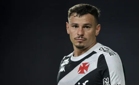 Vasco: Erros defensivos persistem e frustrações se acumulam em temporada instável