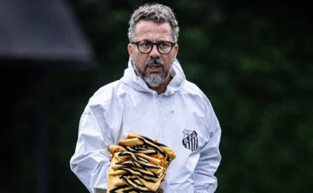 Saída de atacante do Santos aceita por Cleber Xavier e Gabriel Veron avalia propostas da Rússia e Grécia