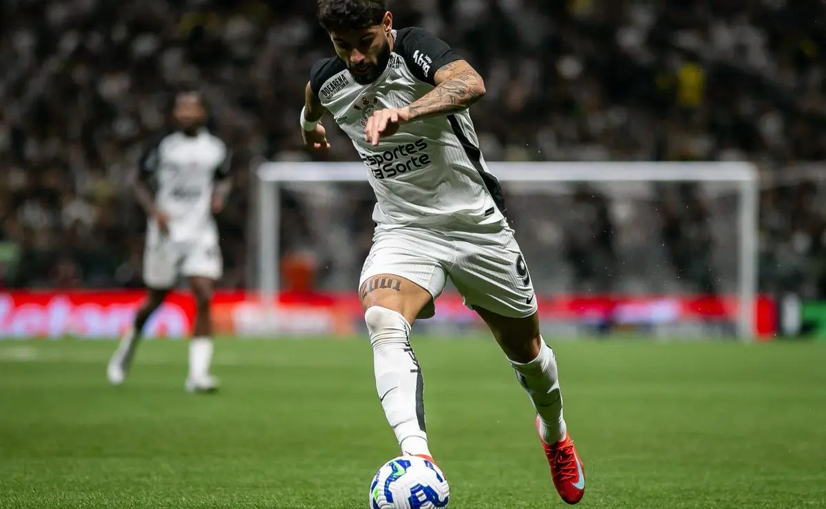 Crítica da torcida vascaína a Felipe Maestro: Comparativos com Carille após empate na Copa Betano do Brasil