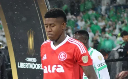 Vitão em foco no Internacional: Desempenho contra o Atlético Nacional-COL gera debate