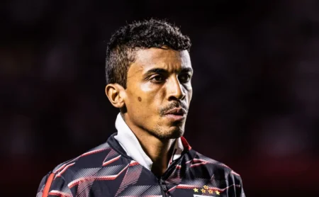 Divergência entre Luiz Gustavo e Zubeldía por questão de saúde no São Paulo gera debate entre torcedores