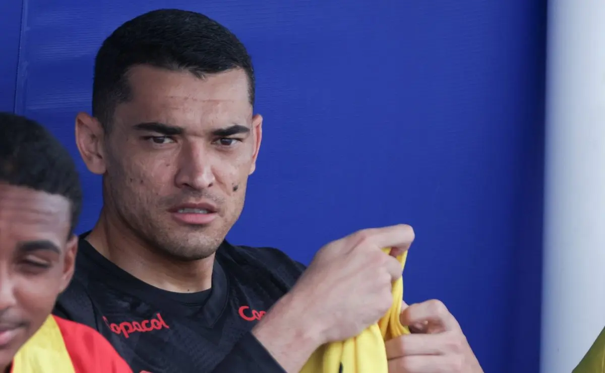 Corinthians avança por goleiro do Santos, enquanto Hugo Souza permanece, informa Nicola