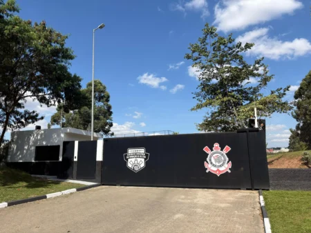 Torcedores Organizados Confrontam Diretoria do Corinthians no CT Após Denúncias na Base