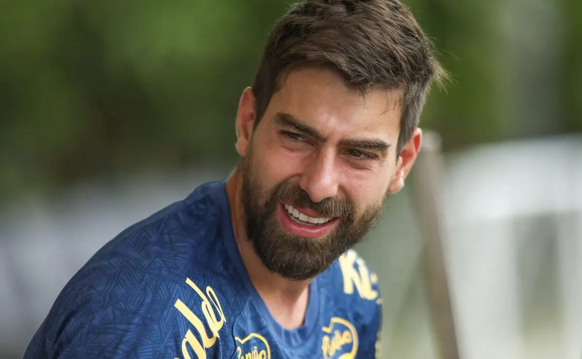 Luan Peres reconquista espaço no Santos e projeta novas chances com Cléber Xavier