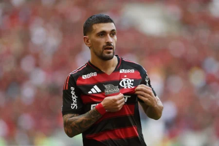 Flamengo adia renovação com Arrascaeta e foca em outras contratações