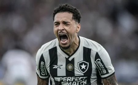 Botafogo acerta venda de Gregore ao Rayyan com garantia de pagamento da multa