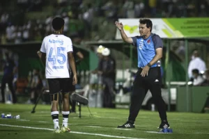 Riquelme, xodó de Diniz no Vasco: o futuro promissor após afastamento do elenco