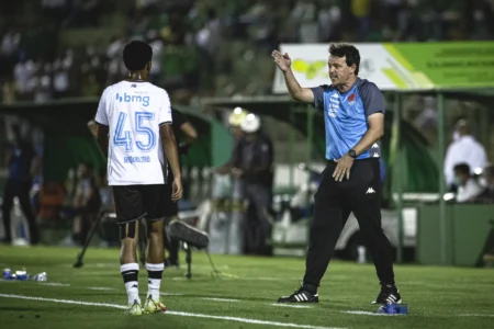 Riquelme, xodó de Diniz no Vasco: o futuro promissor após afastamento do elenco