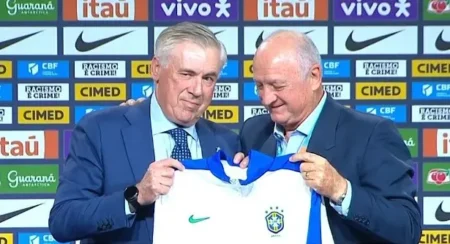 Ancelotti se encontra com Felipão e recebe saudação de Parreira em evento.