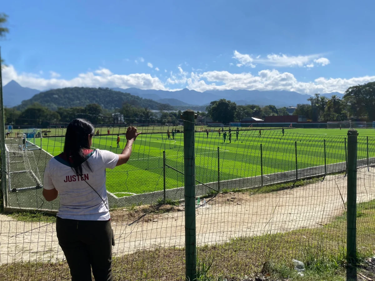 De Xerém para o mundo: mãe aposta no sonho dos filhos no Fluminense.
