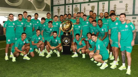 Palmeirenses celebram com "visita" do troféu da Copa do Mundo de Clubes: confira as fotos