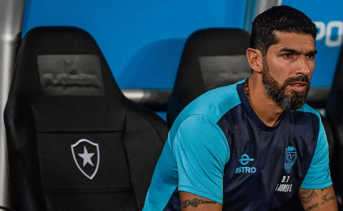 Loco Abreu Celebra Saída de Tiquinho Soares do Botafogo em Entrevista