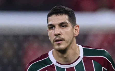 Nino, ex-Fluminense, decide e mantém Zenit na briga pelo título