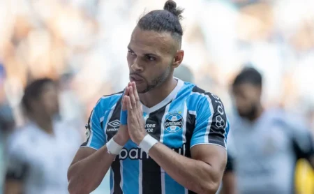 Grêmio: Torcida zomba do elenco, destacando Braithwaite em ação solo