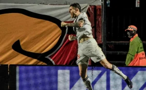 Vasco perde para o Vitória, porém Vegetti se destaca com gol e atuação: torcida exalta o "melhor cabeceador do Brasil"
