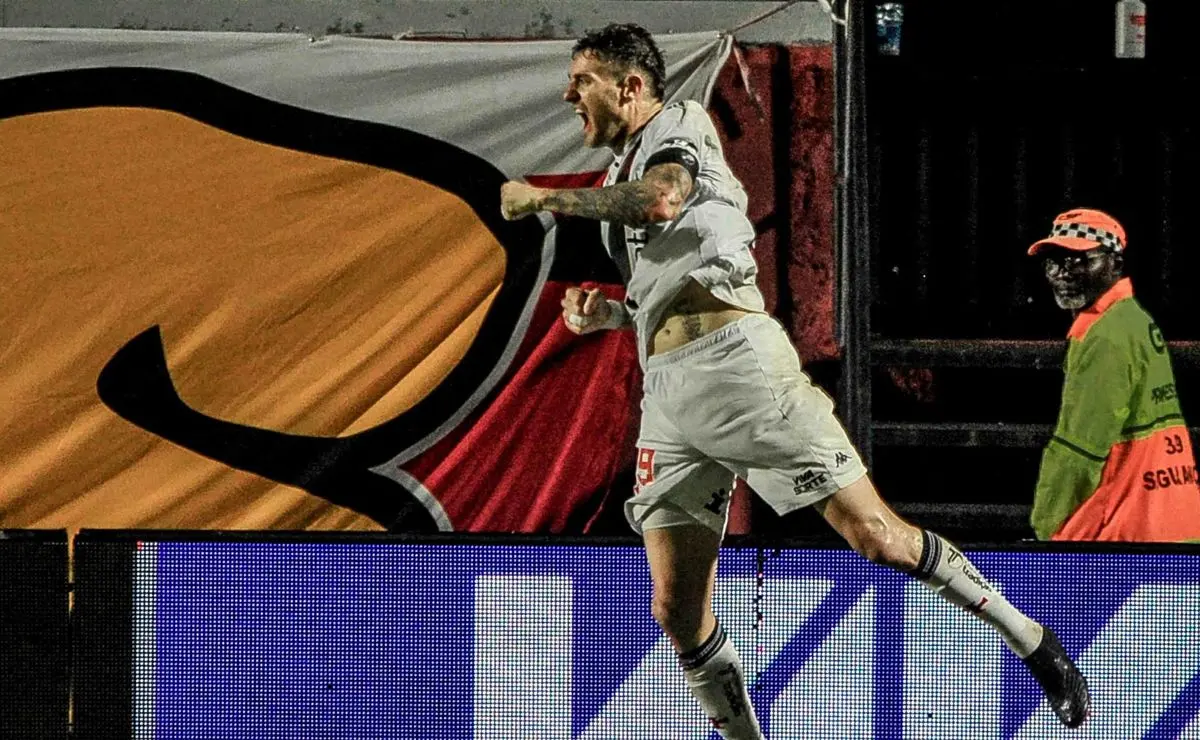 Vasco perde para o Vitória, porém Vegetti se destaca com gol e atuação: torcida exalta o "melhor cabeceador do Brasil"