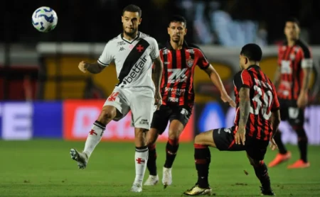 Vitória reage após expulsão, vence o Vasco e garante vitória épica no Barradão