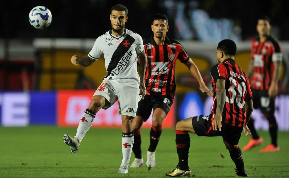 Vitória reage após expulsão, vence o Vasco e garante vitória épica no Barradão