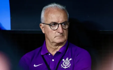 Cavadinha perdida irrita Dorival Júnior, que promete diálogo com Memphis Depay após revés do Corinthians
