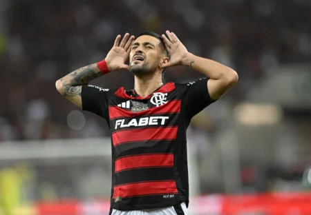 Arrascaeta avalia oscilações do Flamengo e define confronto com a LDU como "decisão"