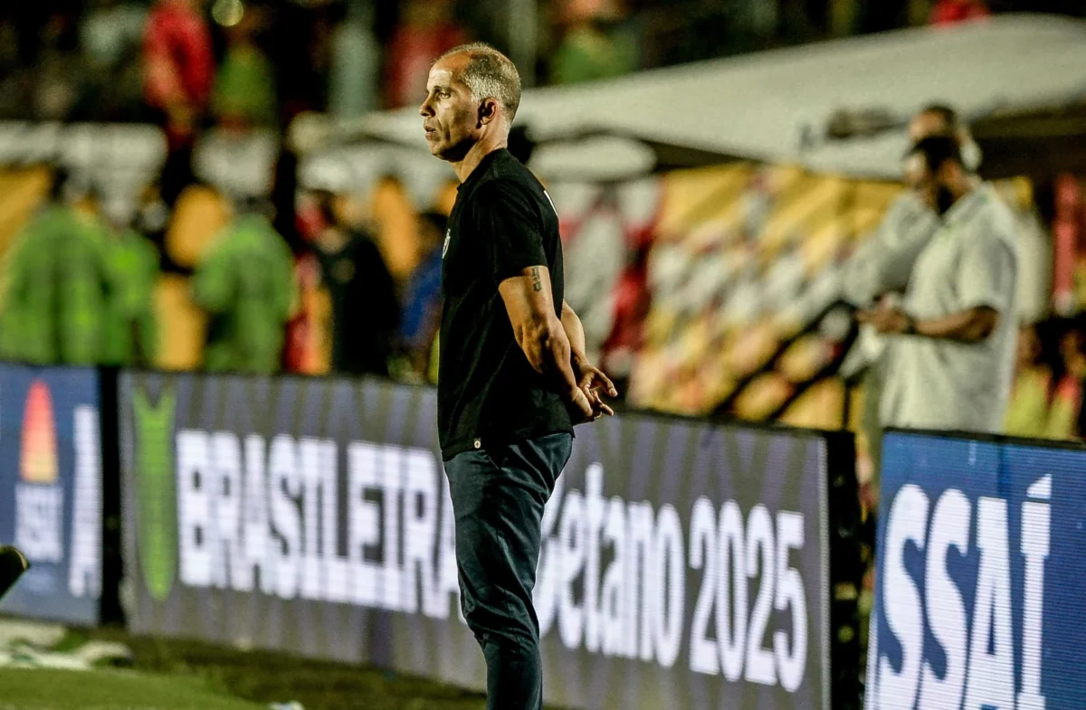 Felipe encerra sua trajetória com novo revés e evidencia dificuldades para Diniz no Vasco