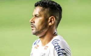 Santos: Torcida define Aderlan na lateral direita