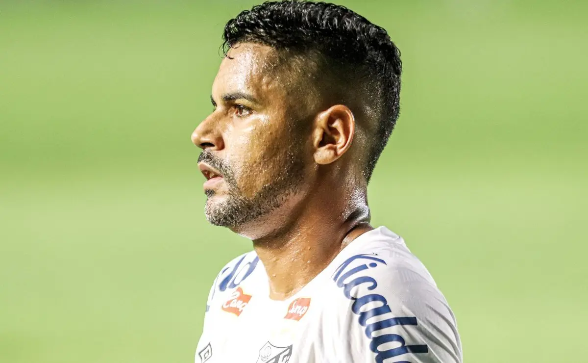Santos: Torcida define Aderlan na lateral direita