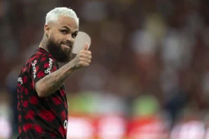 Michael: Ressurgimento no Flamengo após críticas e a recusa em deixar o país.