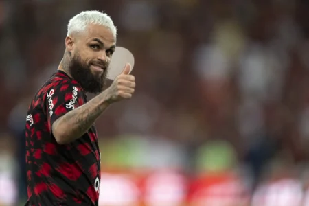 Michael: Ressurgimento no Flamengo após críticas e a recusa em deixar o país.