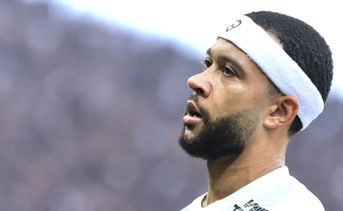 Botafogo zoa Depay após cavadinha falha: "Nunca será o Loco!"