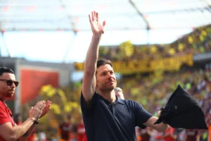 Homenagem a Xabi Alonso: Adeus do técnico ao Bayer Leverkusen emociona torcida