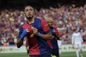 Raphinha minimiza atuação individual em clássico, mesmo após marcar gols.