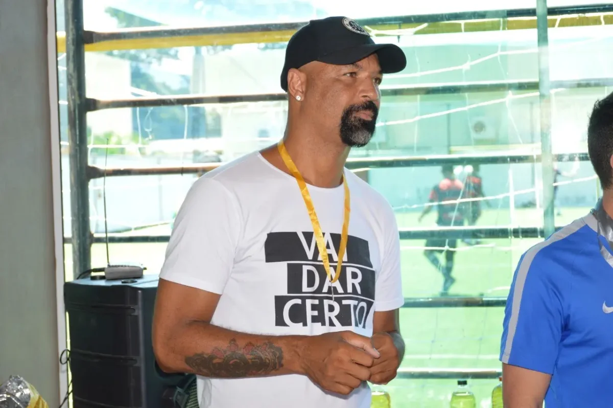 Dinei deixa coordenação da base do Corinthians e alerta: "Fiquem espertos"