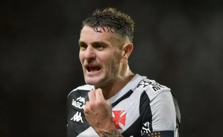 Vegetti critica Loide em jogo Vitória x Vasco e toque de calcanhar gera debate