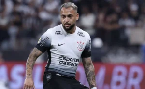 Maycon sai em defesa de Memphis Depay após penalidade desperdiçada em Mirassol.