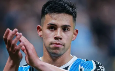 Mano Menezes recebe novidade crucial sobre Aravena depois de empate em Grêmio e Bragantino