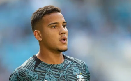 Botafogo Propõe Contratação de Gustavo Martins, do Grêmio, mas Recebe Recusa