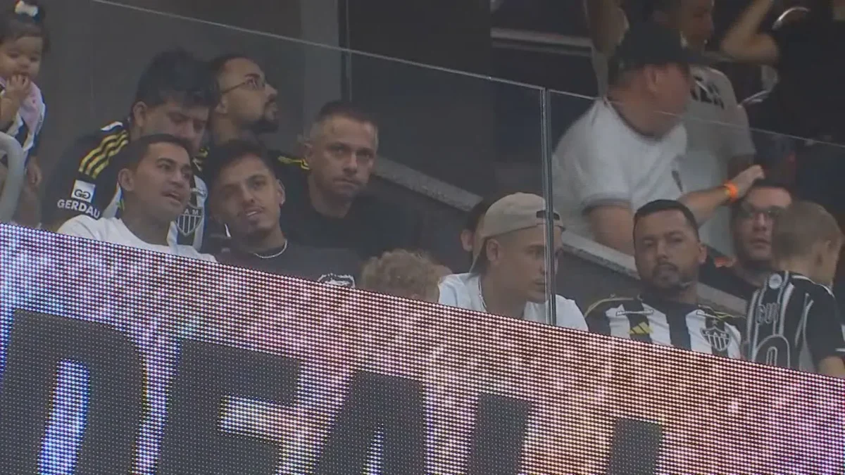 Dudu, reforço do Atlético-MG, acompanha jogo contra o Fluminense na Arena MRV