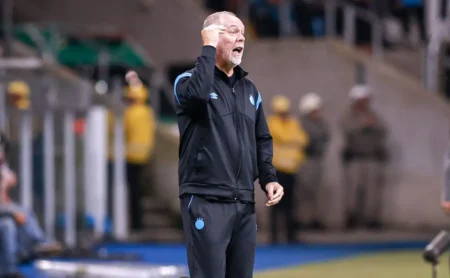 Grêmio busca ofensividade e foco contra o Godoy Cruz na terça-feira, diz Mano Menezes.