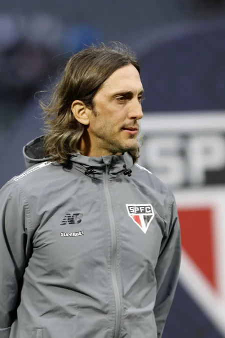 Zubeldía sobre chances perdidas no clássico: "Fizemos um bom jogo com o que temos"