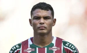 Thiago Silva critica postura do Fluminense após nova derrota e exige mais empenho.