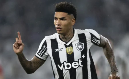 Botafogo atropela o Internacional no Nilton Santos e ascende no Brasileirão Betano